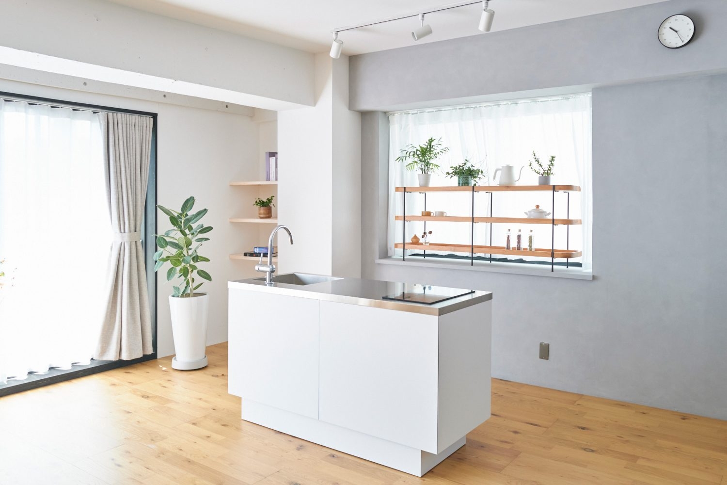 出窓前のキッチン撮影にも