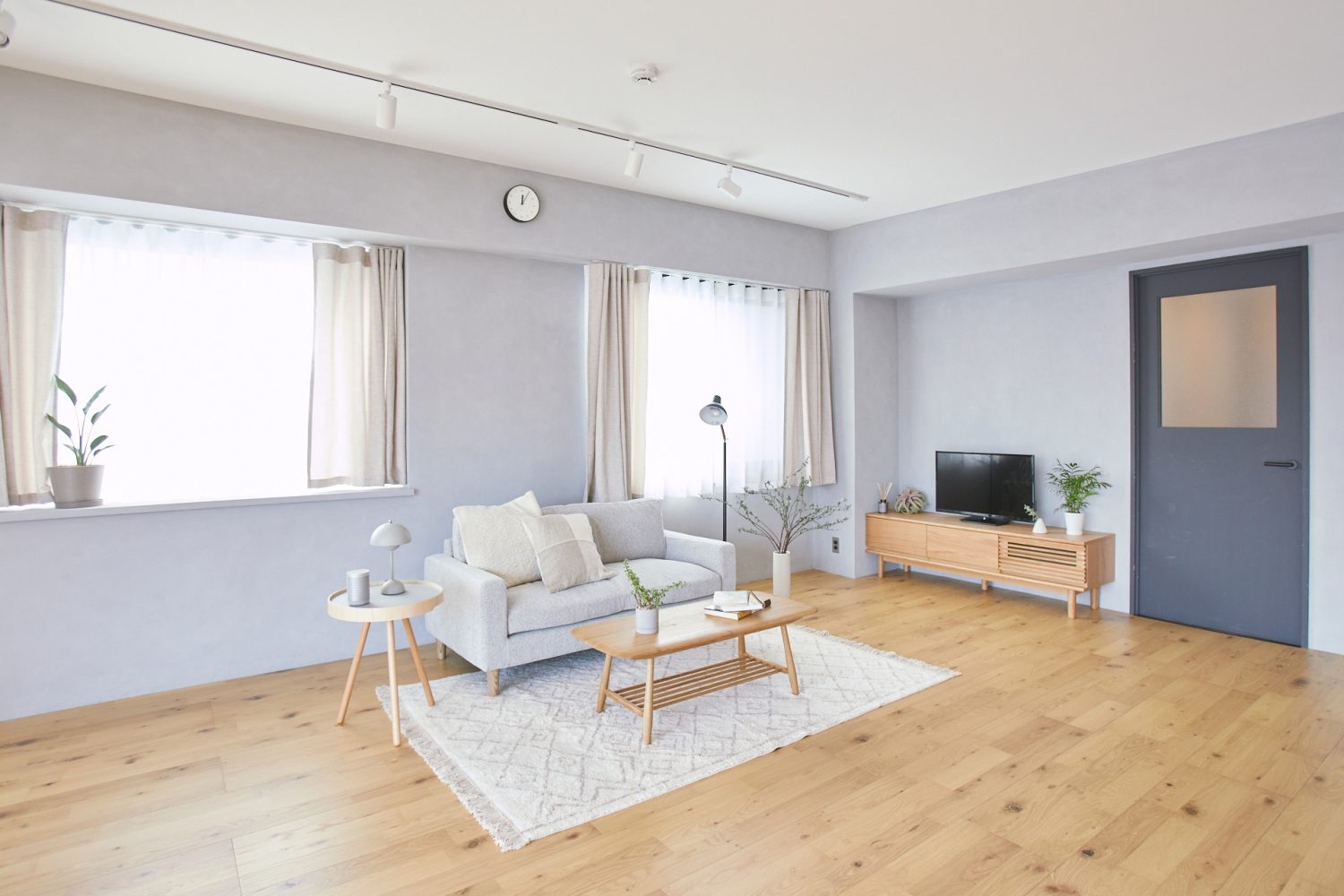 昼以降2ヶ所の窓から入る自然光