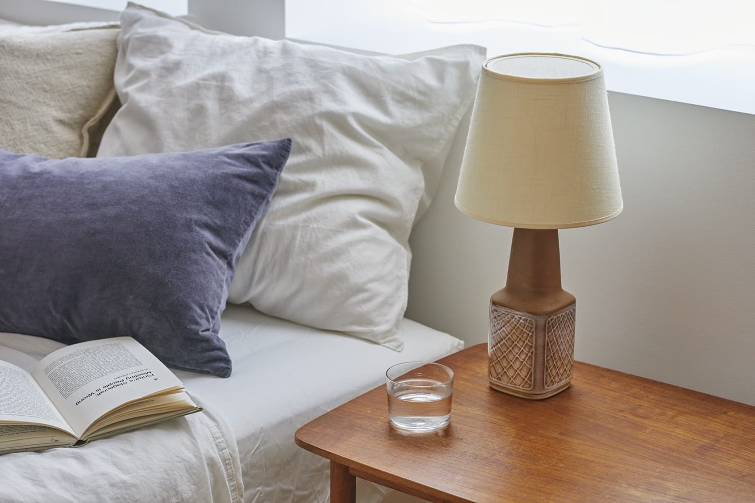 ベッドとサイドテーブル