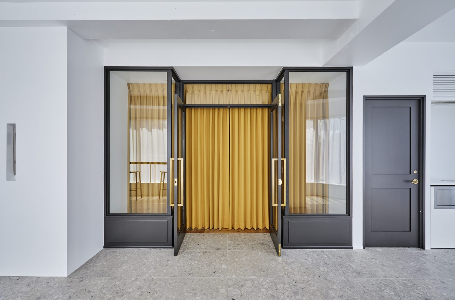 上品なイエローのカーテン