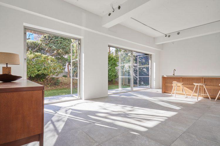 開放感のある外へと繋がる床