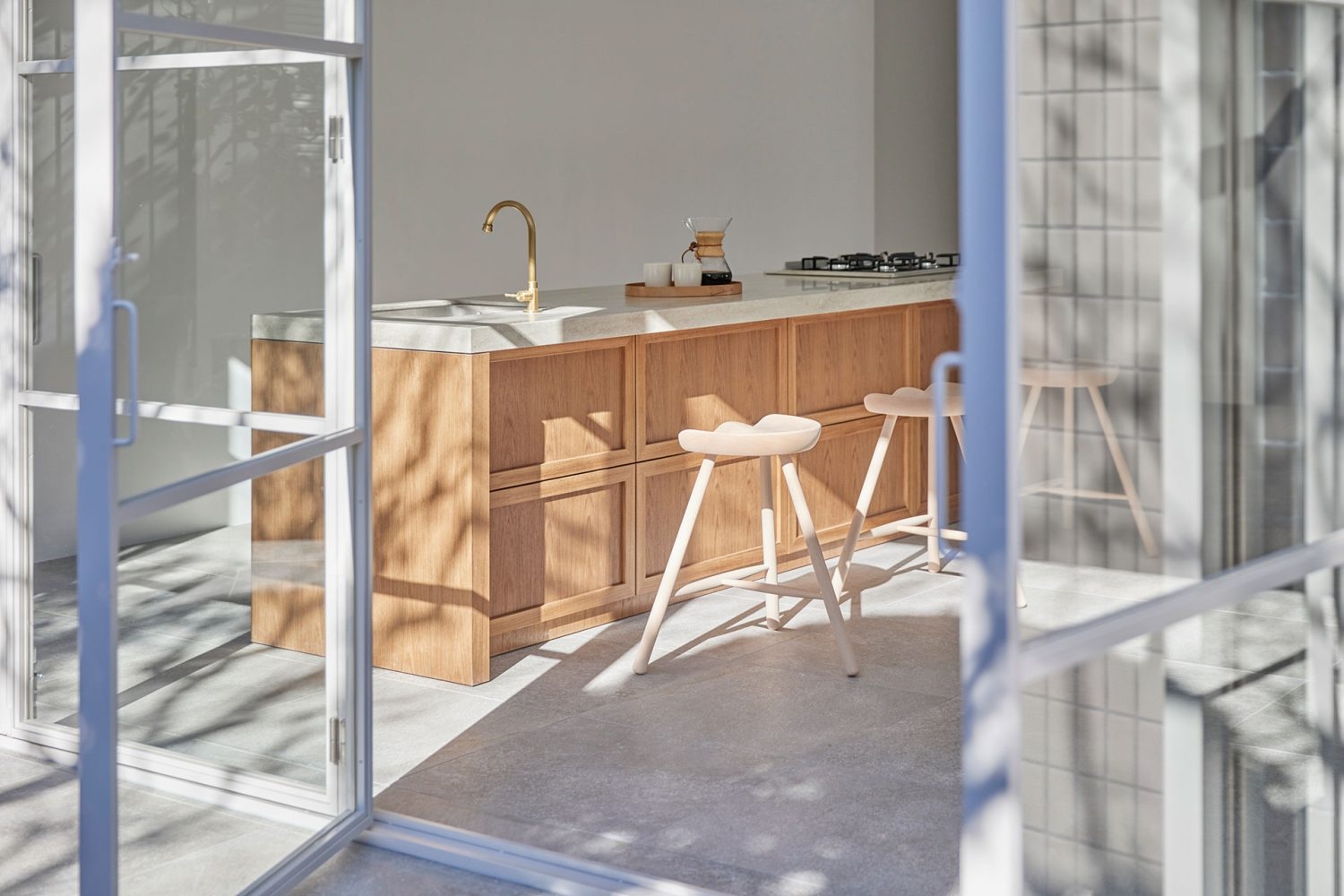 庭から見る室内