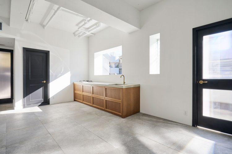 窓とキッチン(移動式モック)