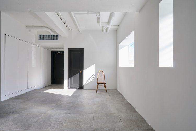 窓から差し込む光