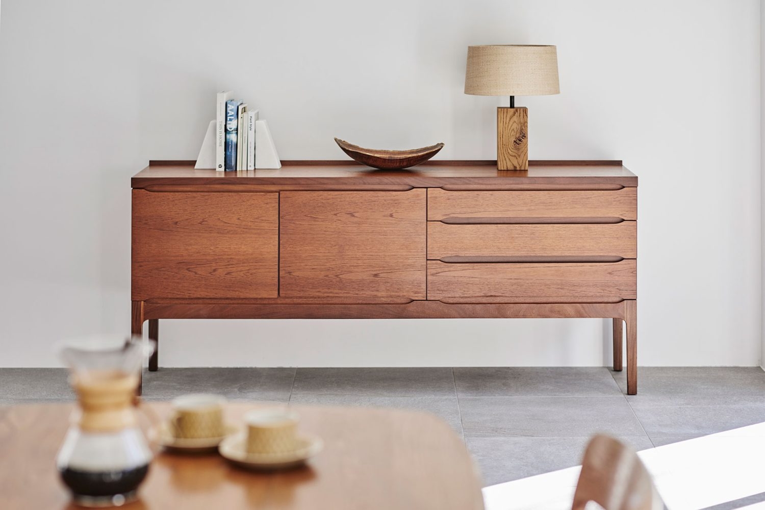 木製のサイドボード