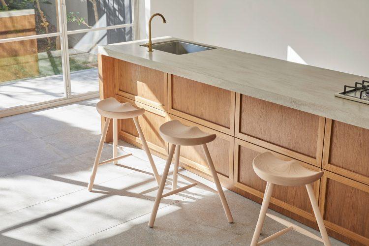 カウンターとしても使えるキッチン