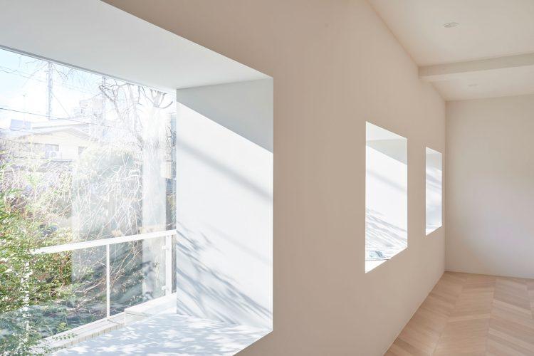 美術館のようなシンプルな窓