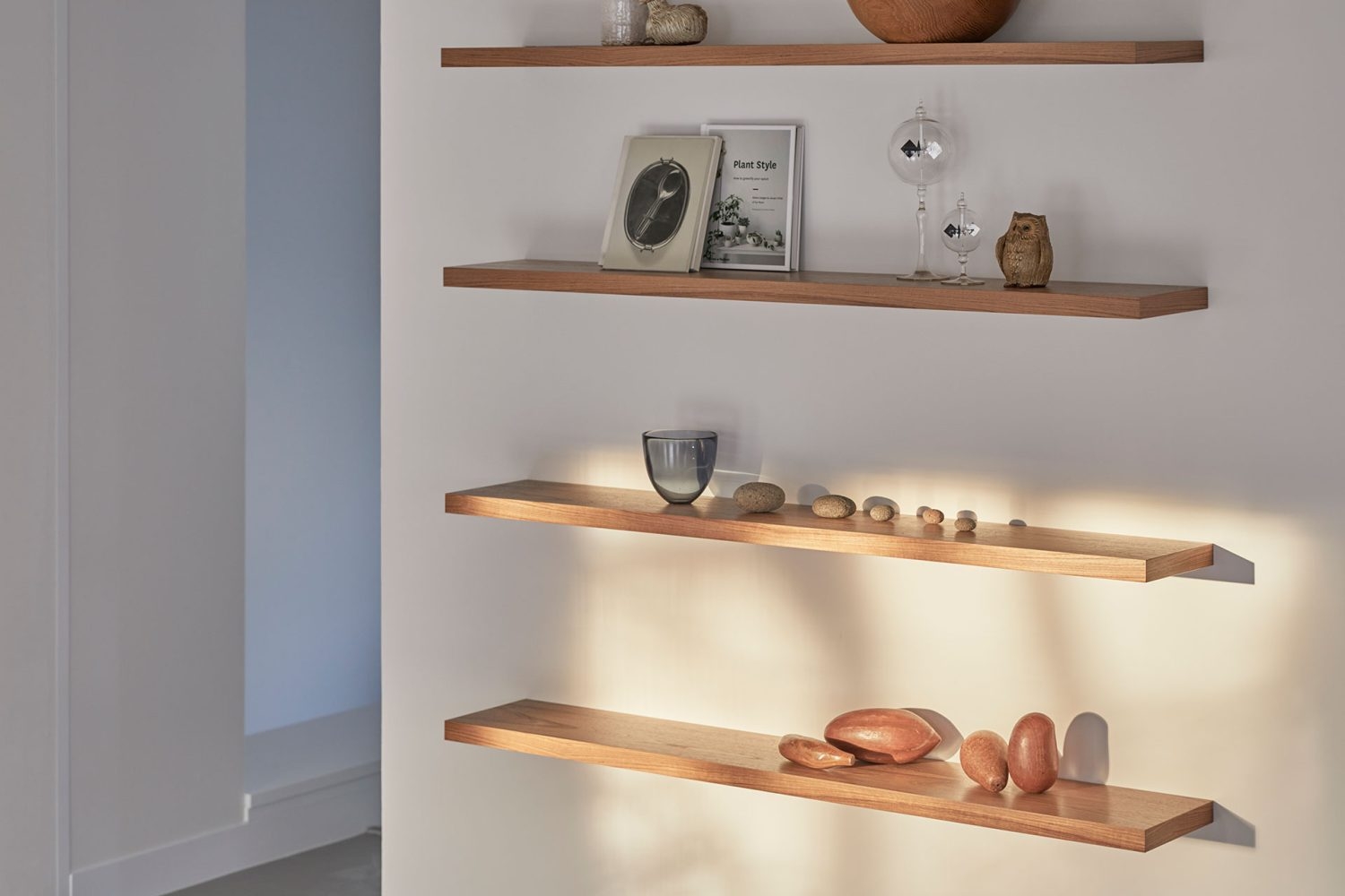 棚の小物も雰囲気に合わせてセレクト