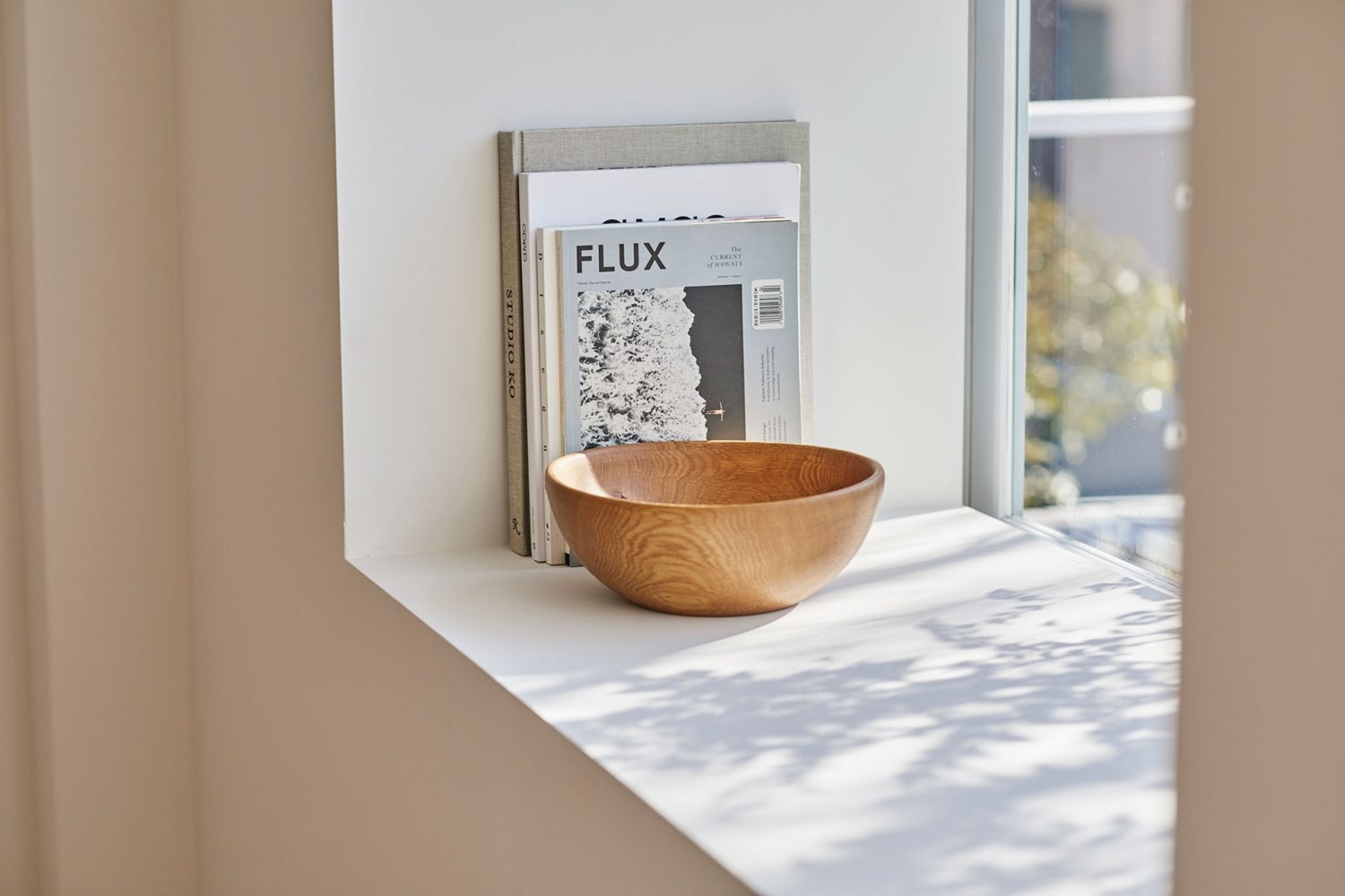 窓辺の木漏れ日