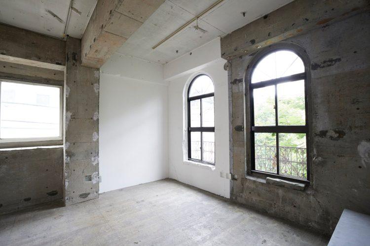 印象的なアーチ窓