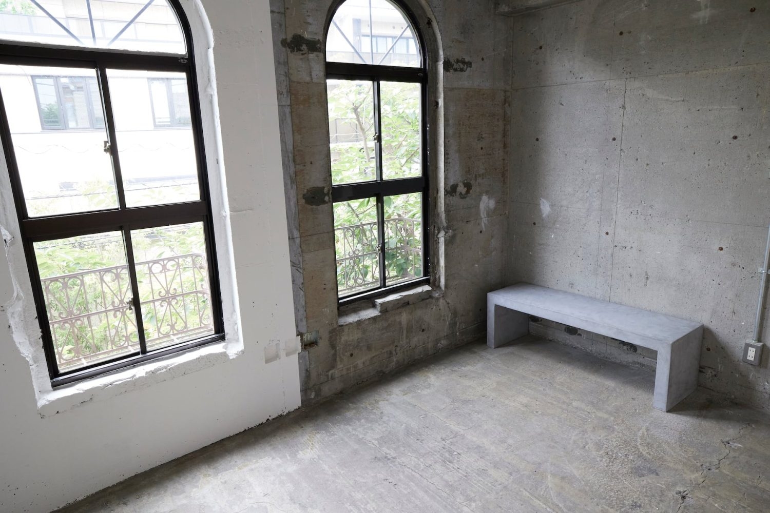 アーチの窓は南側