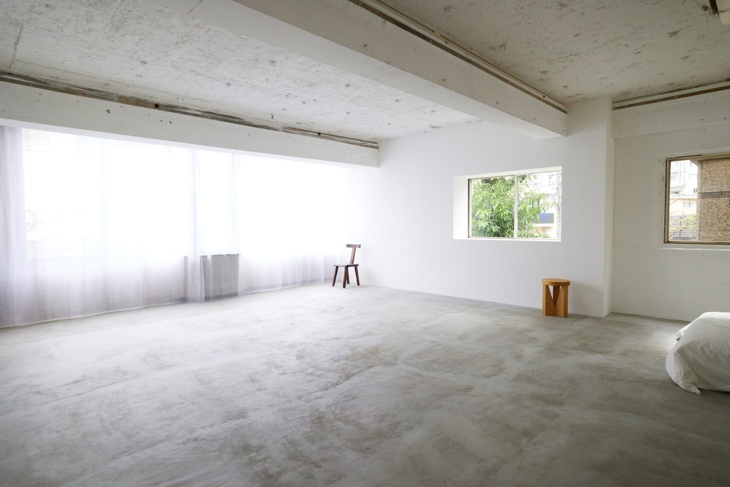 シンプルでクリーンなギャラリー空間