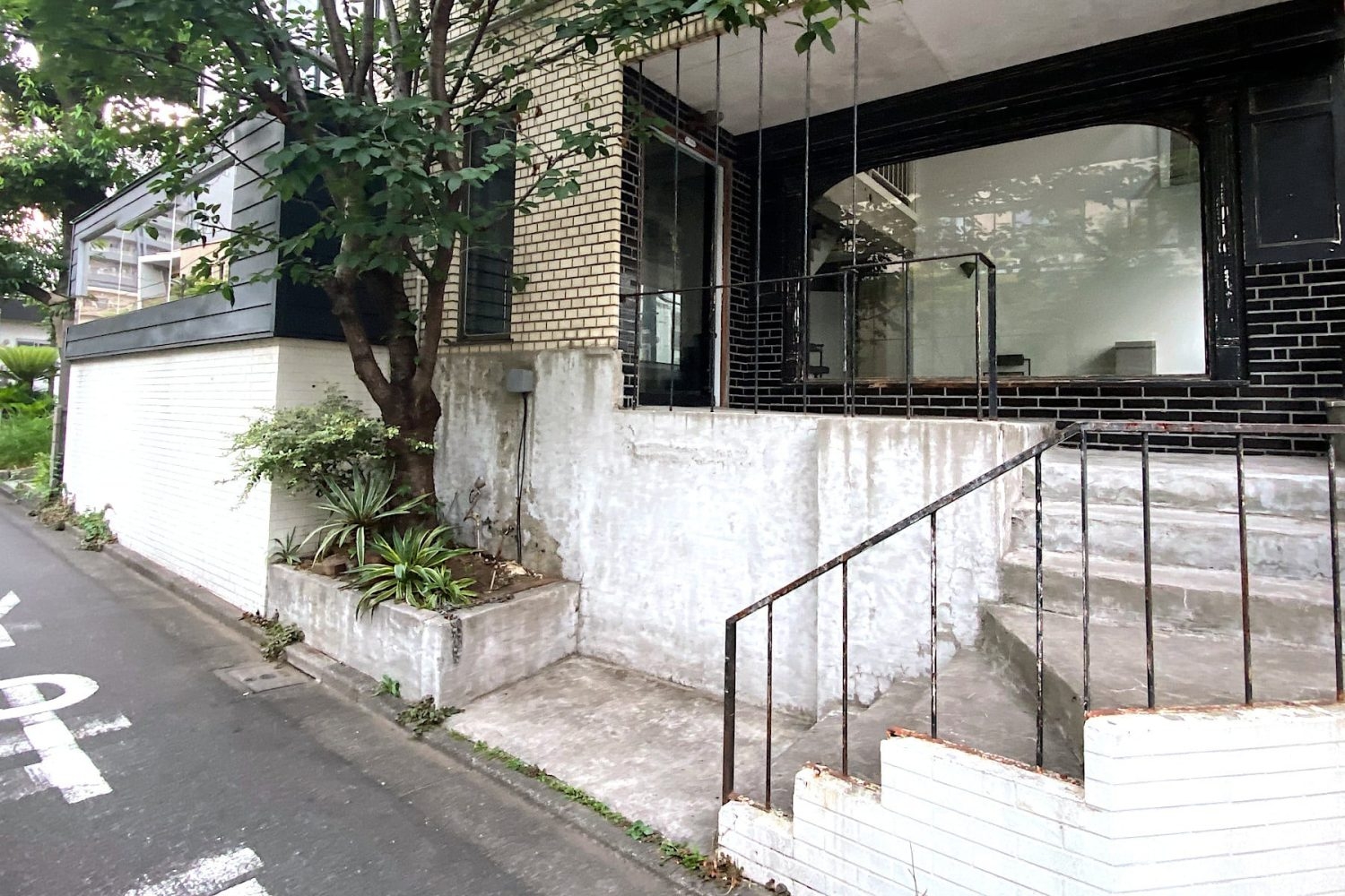 ガラス張りのエントランス