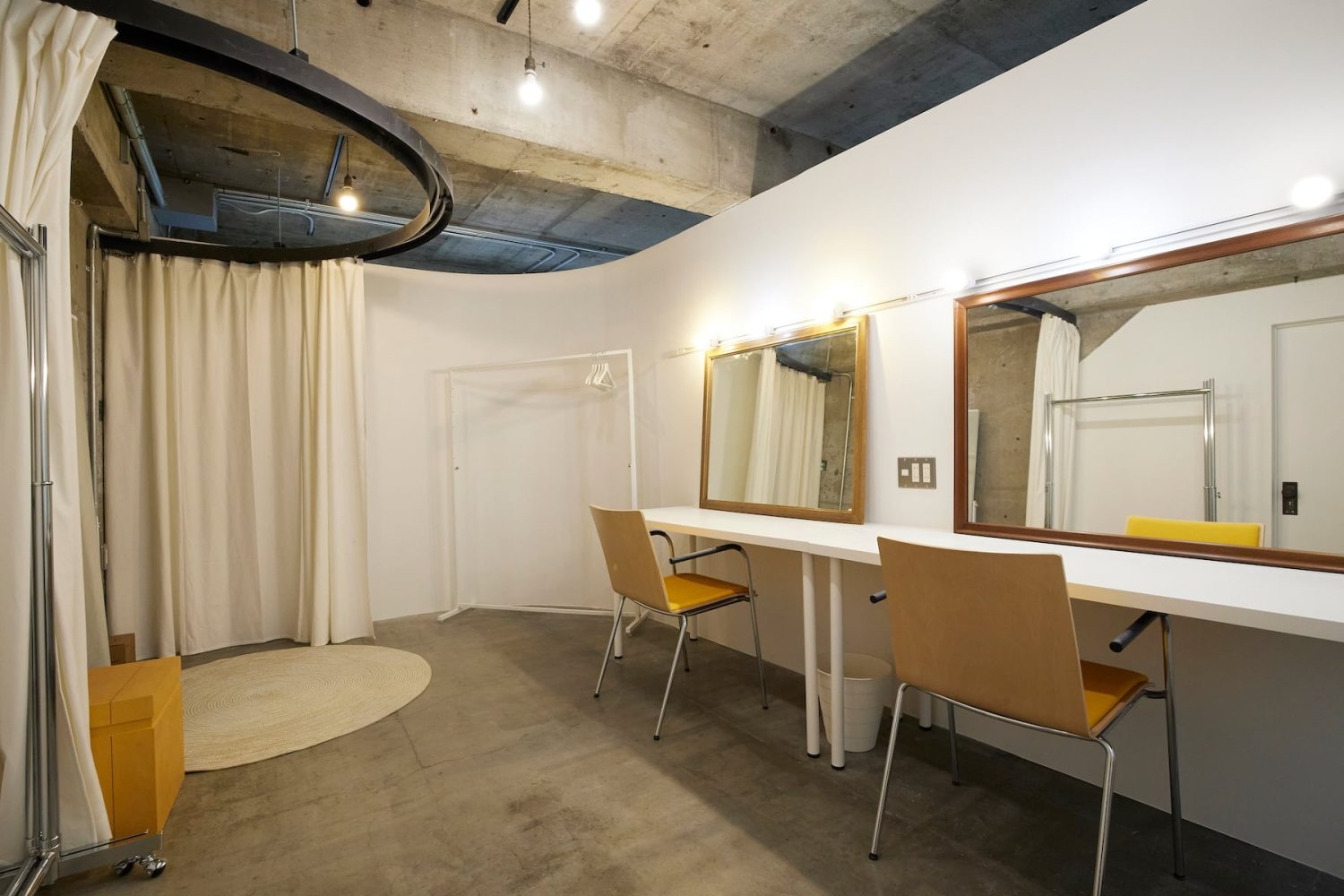 タレント対応可能な個室メイクルーム