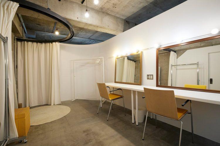 タレント対応可能な個室メイクルーム