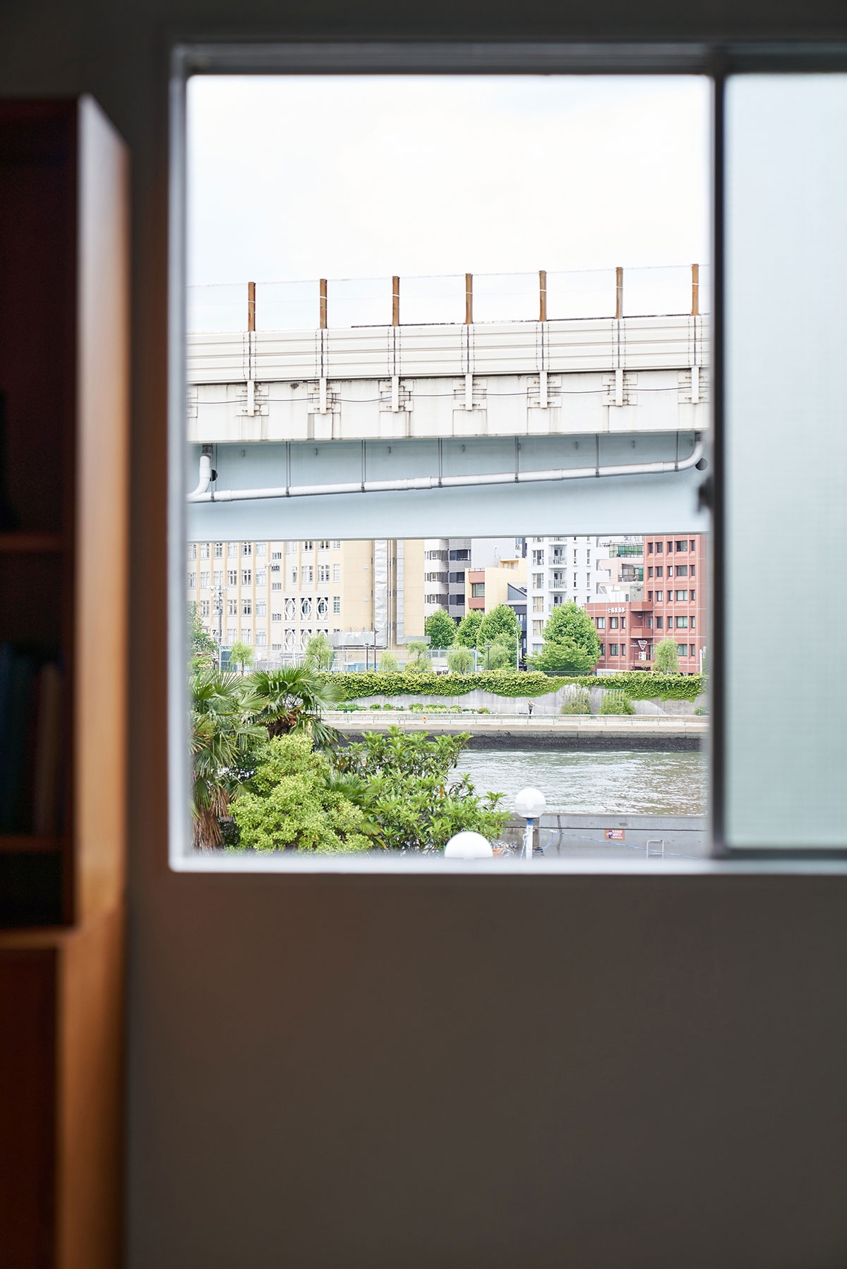 窓から隅田川