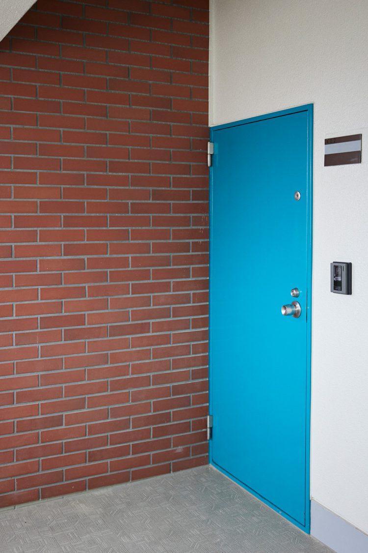 レンガ壁とブルーのドア
