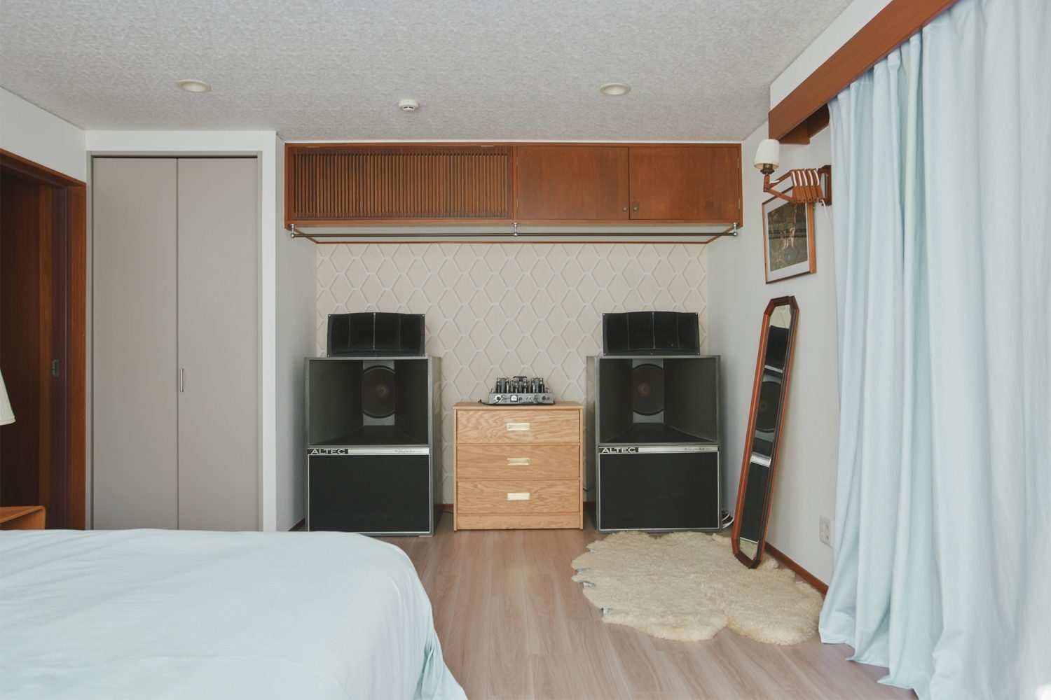 ヴィンテージの壁紙とスピーカー