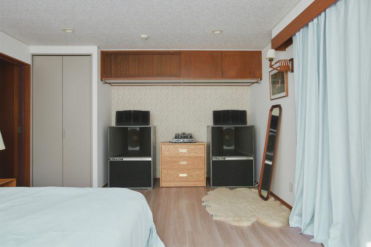 ヴィンテージの壁紙とスピーカー