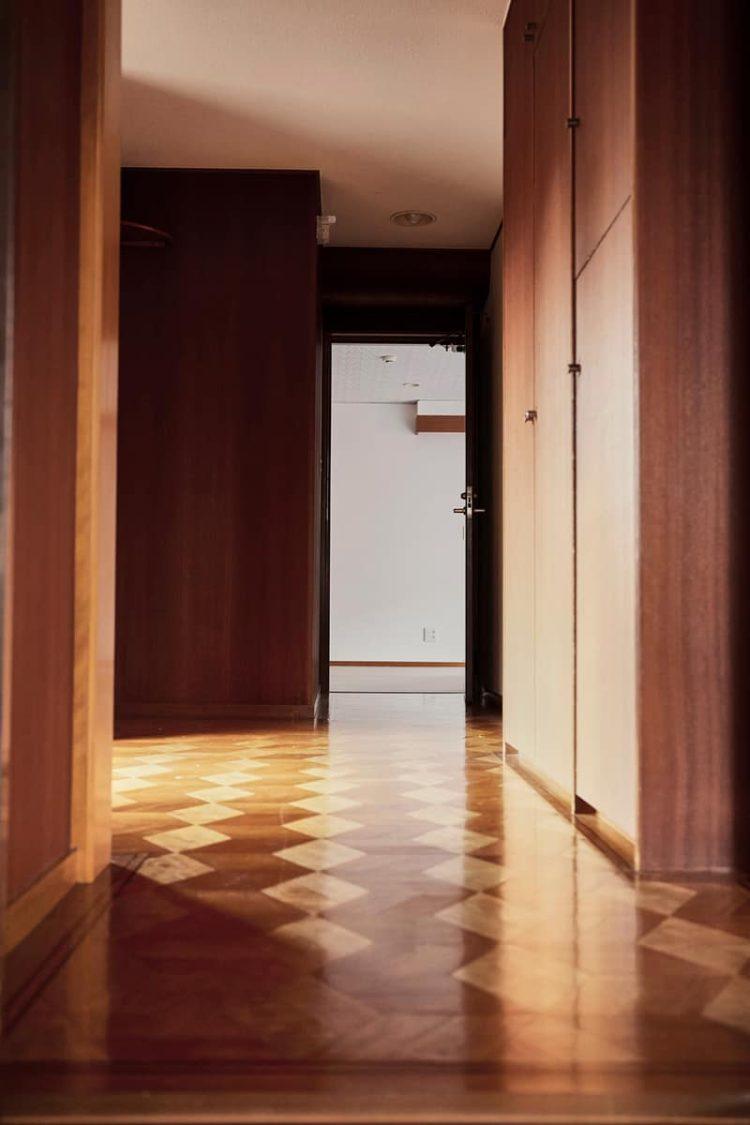 2F パーケットフローリングの廊下