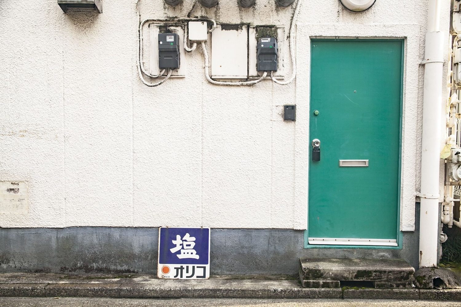 雑居ビルの入口