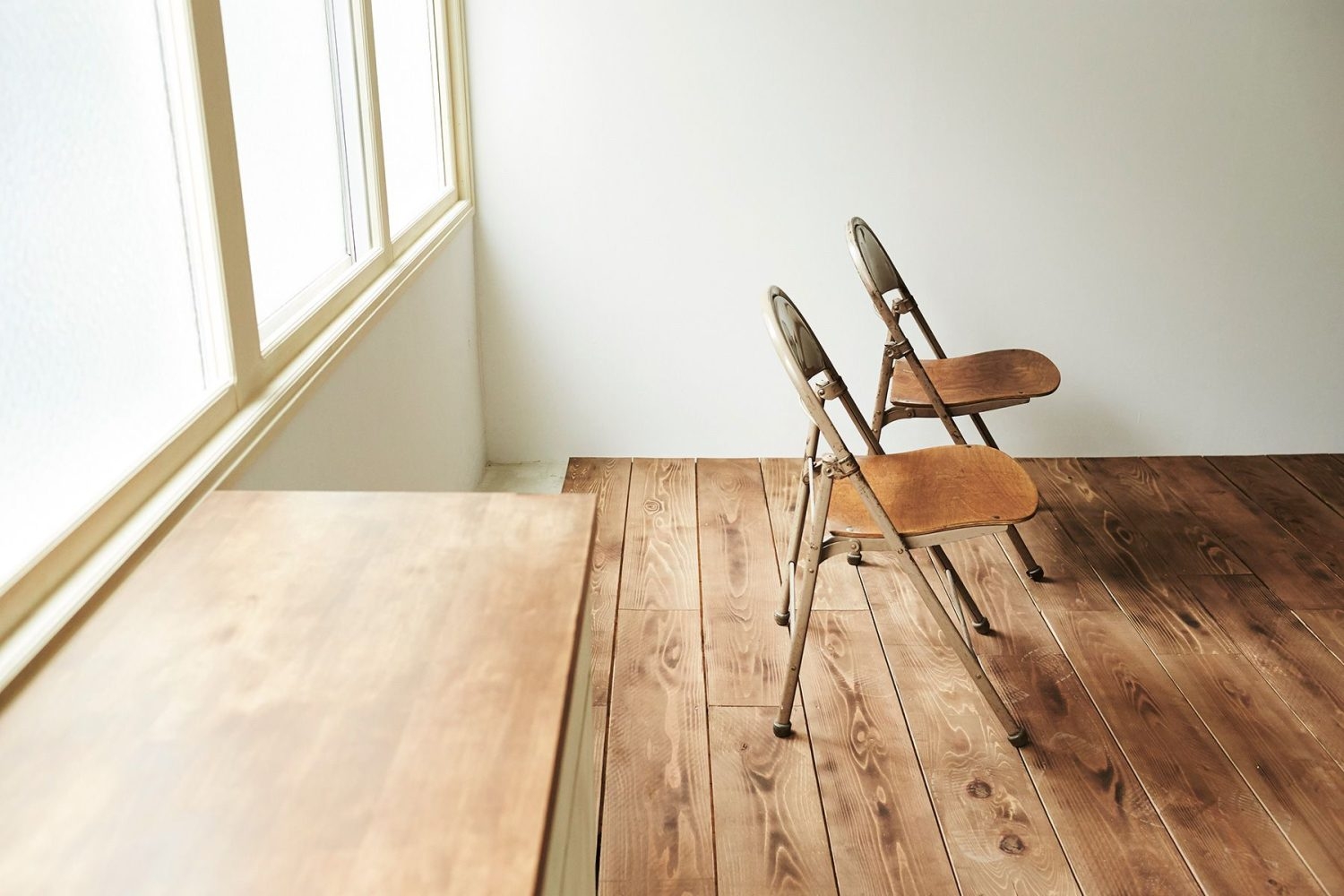 可動式フローリング床(暗色)