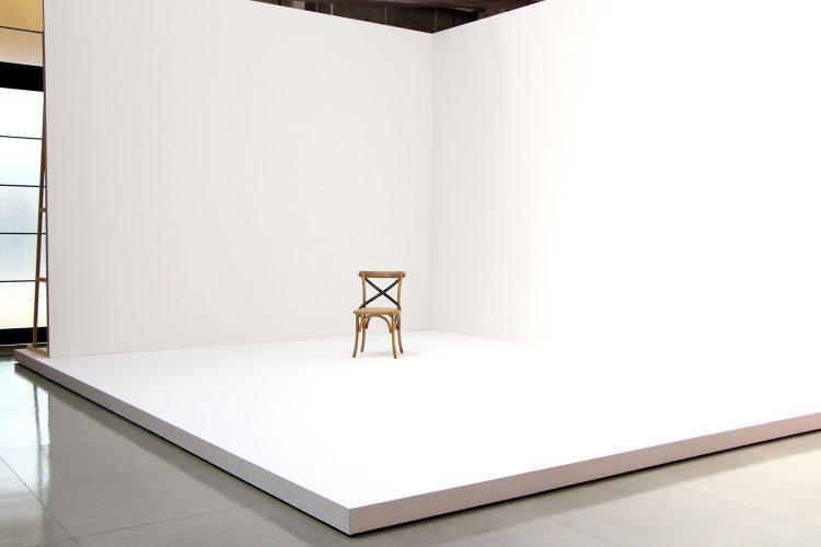 移動可能なステージにセットを建て込み可能