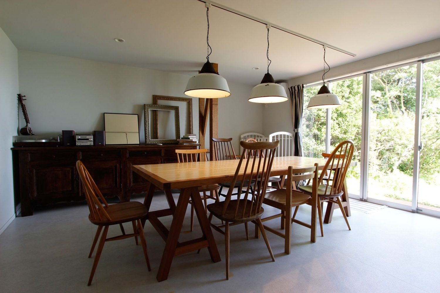 自然光溢れるダイニング