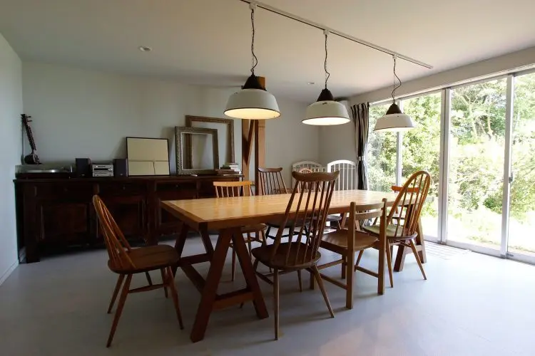 自然光溢れるダイニング