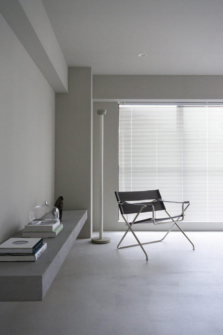 ブラインド越しに明るい自然光が差し込みます