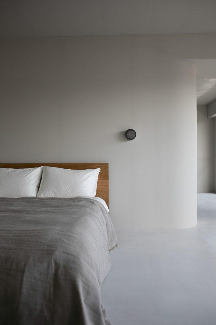 淡いグレー壁との落ち着いた組み合わせ