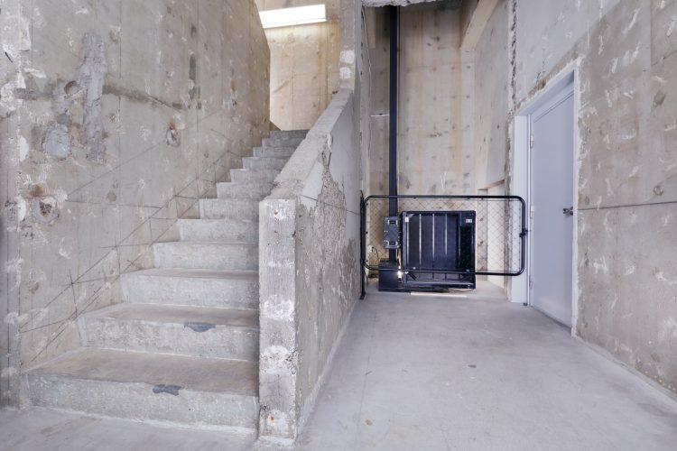 撮影可能な共用部の階段横には貨物昇降機も