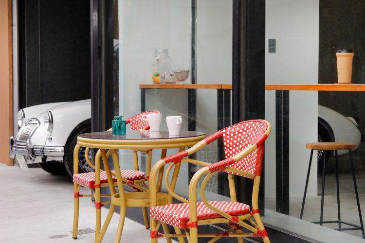 窓前ではパリを思わせるカフェシーンを