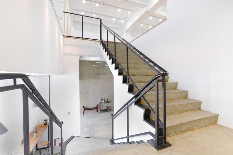 2st内の1Fと2Fをつなぐ吹き抜け階段