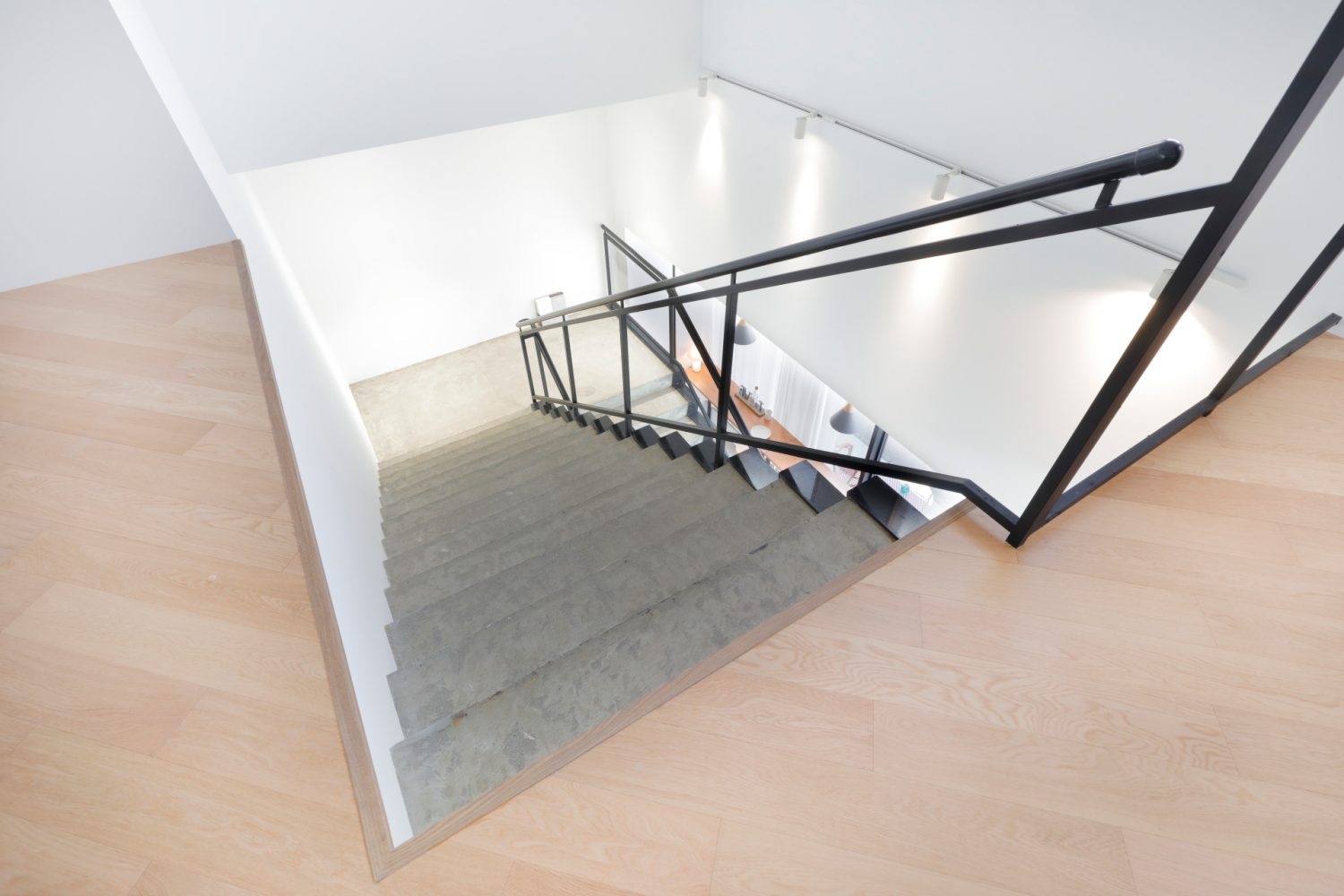 抜けのいい手すりで上下から自在に撮影可能