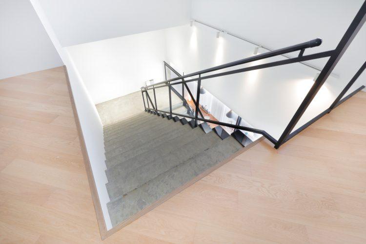 抜けのいい手すりで上下から自在に撮影可能