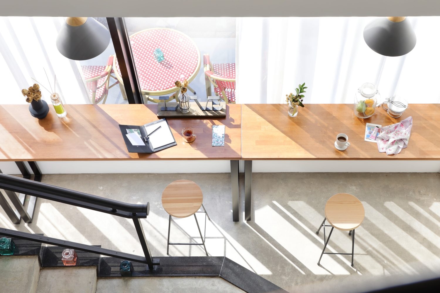 全面に光が差し込むカフェカウンター