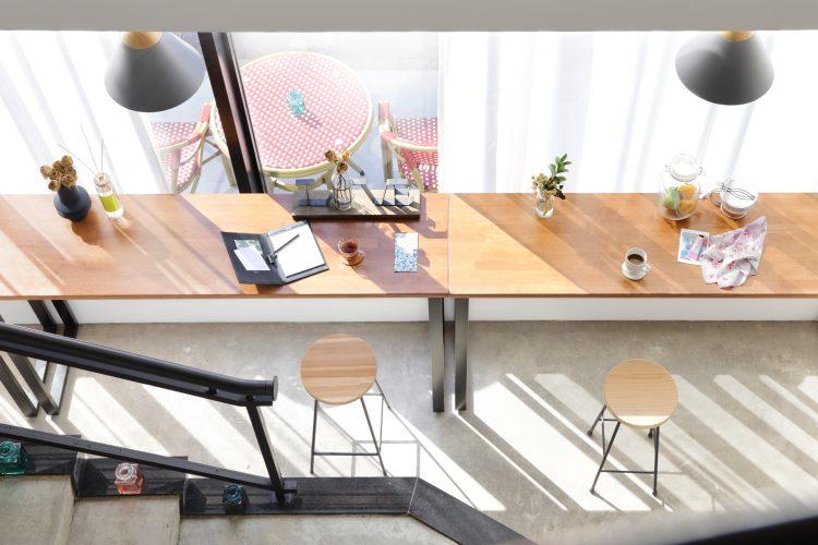 全面に光が差し込むカフェカウンター