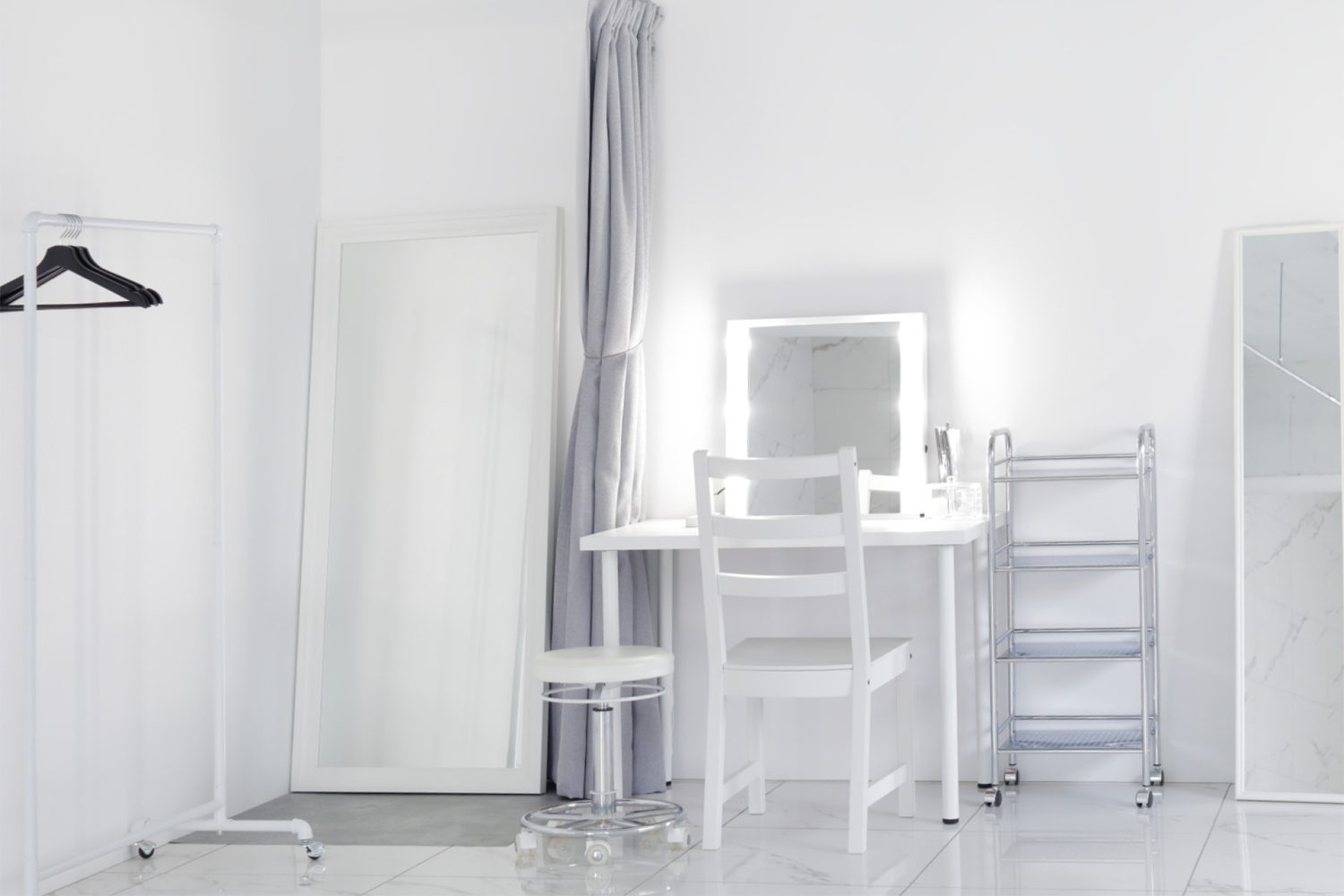 白で統一されたメイクスペース