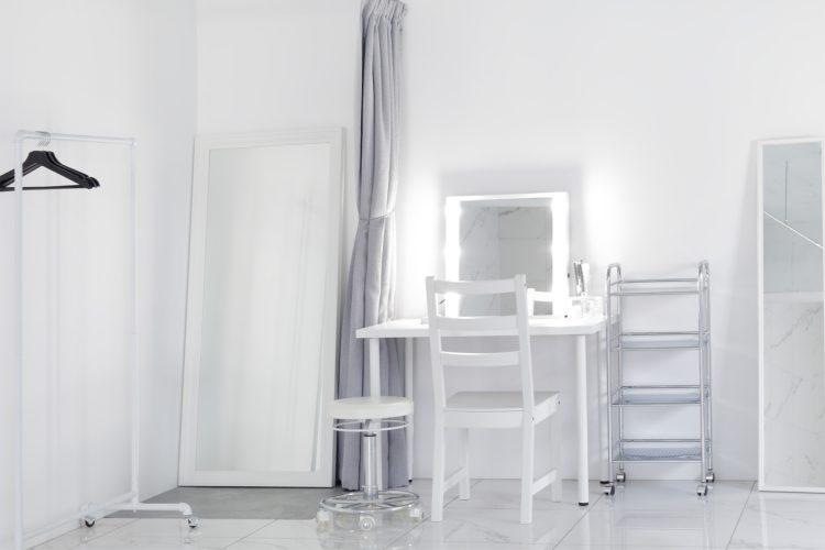 白で統一されたメイクスペース