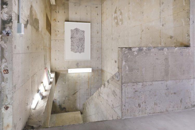 撮影可能な2mの絵画がある共用部の階段