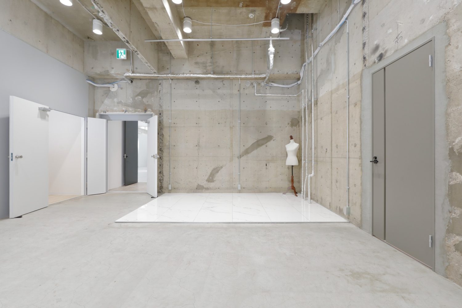 撮影可能な大理石床とコンクリートの共用部