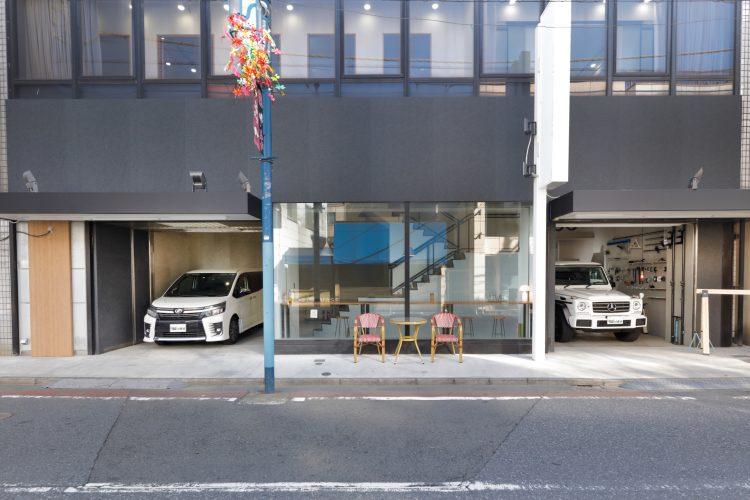 外観と駐車場:右1st入口 / 左2st入口