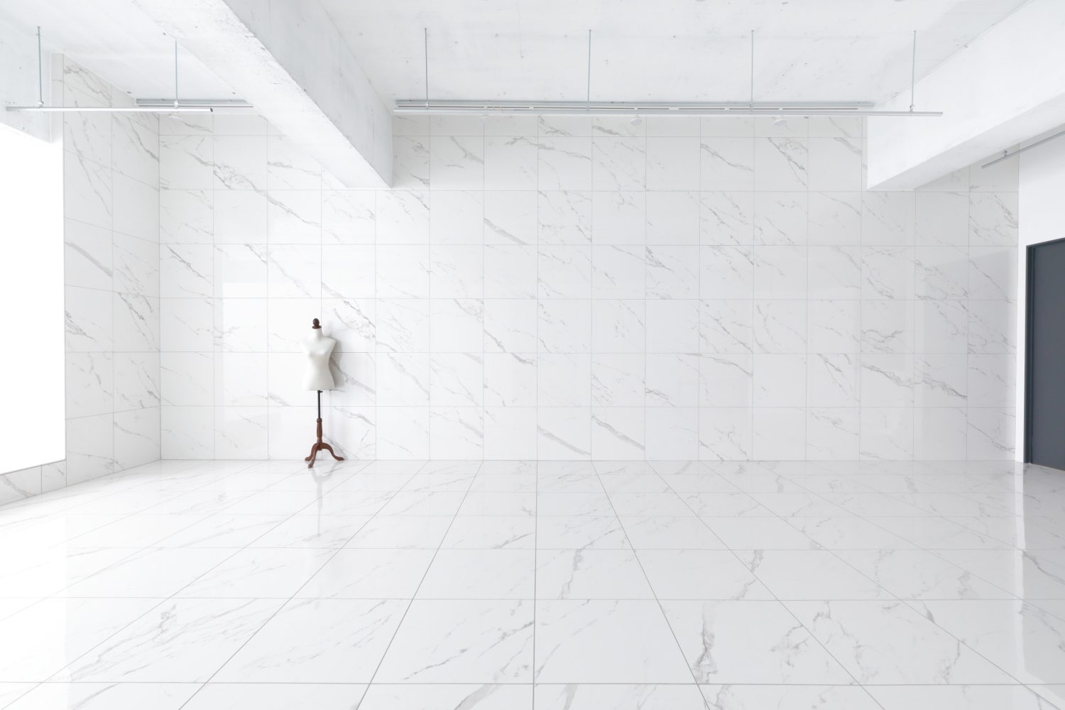 幅12.5m高さ4mの大理石壁面