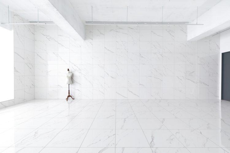 幅12.5m高さ4mの大理石壁面