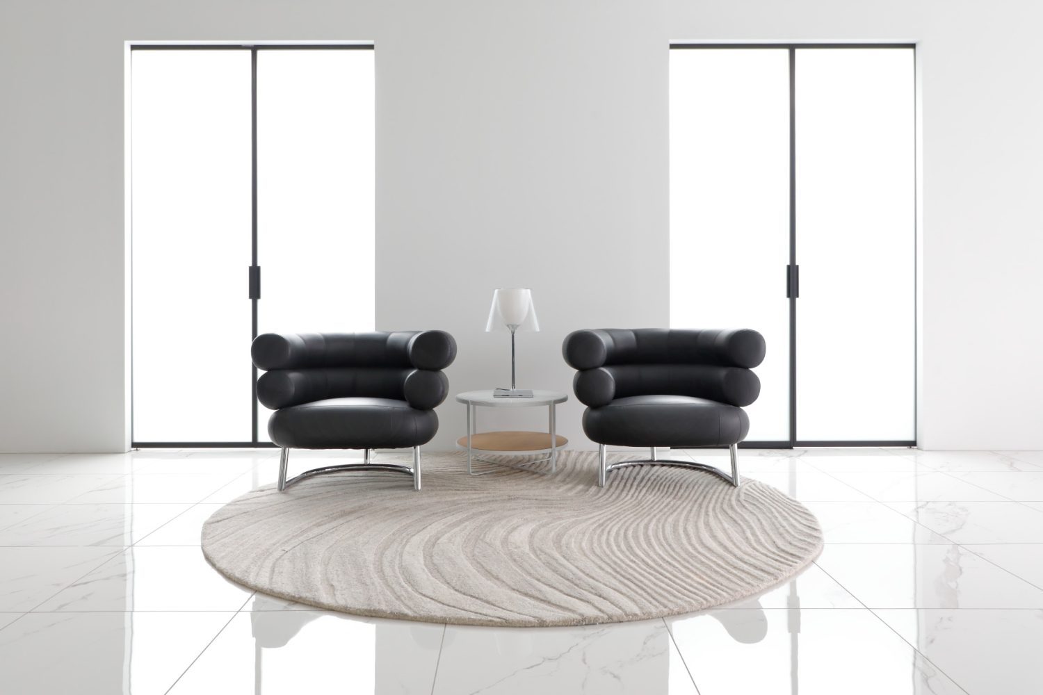 窓裏照明での夜間撮影のカット