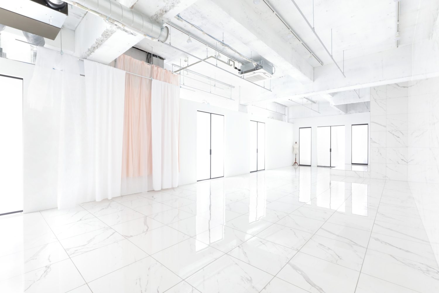 L字に囲む20mの明るい扉と窓