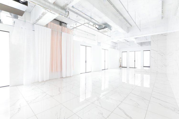 L字に囲む20mの明るい扉と窓