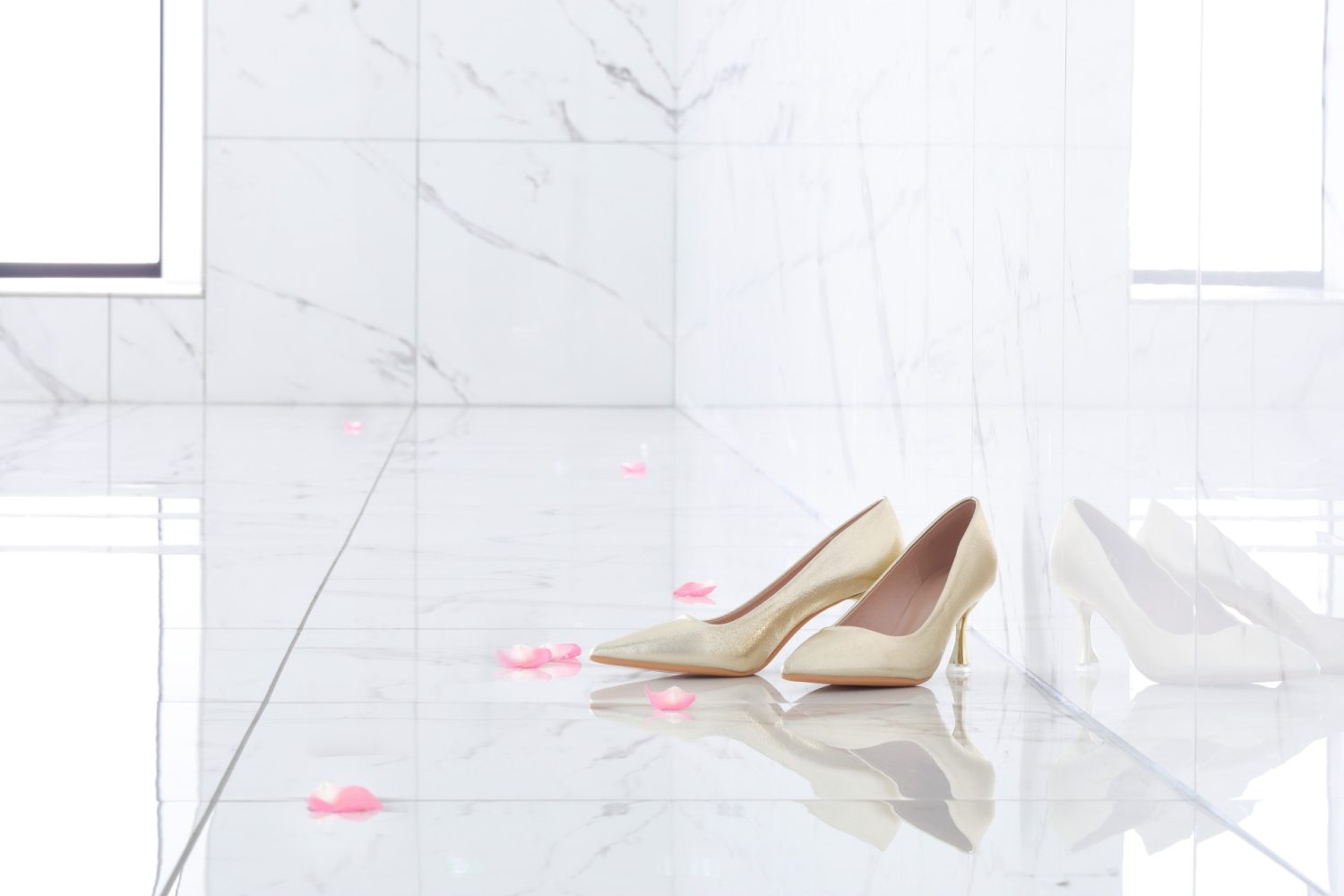 大理石ならではの映り込みの演出