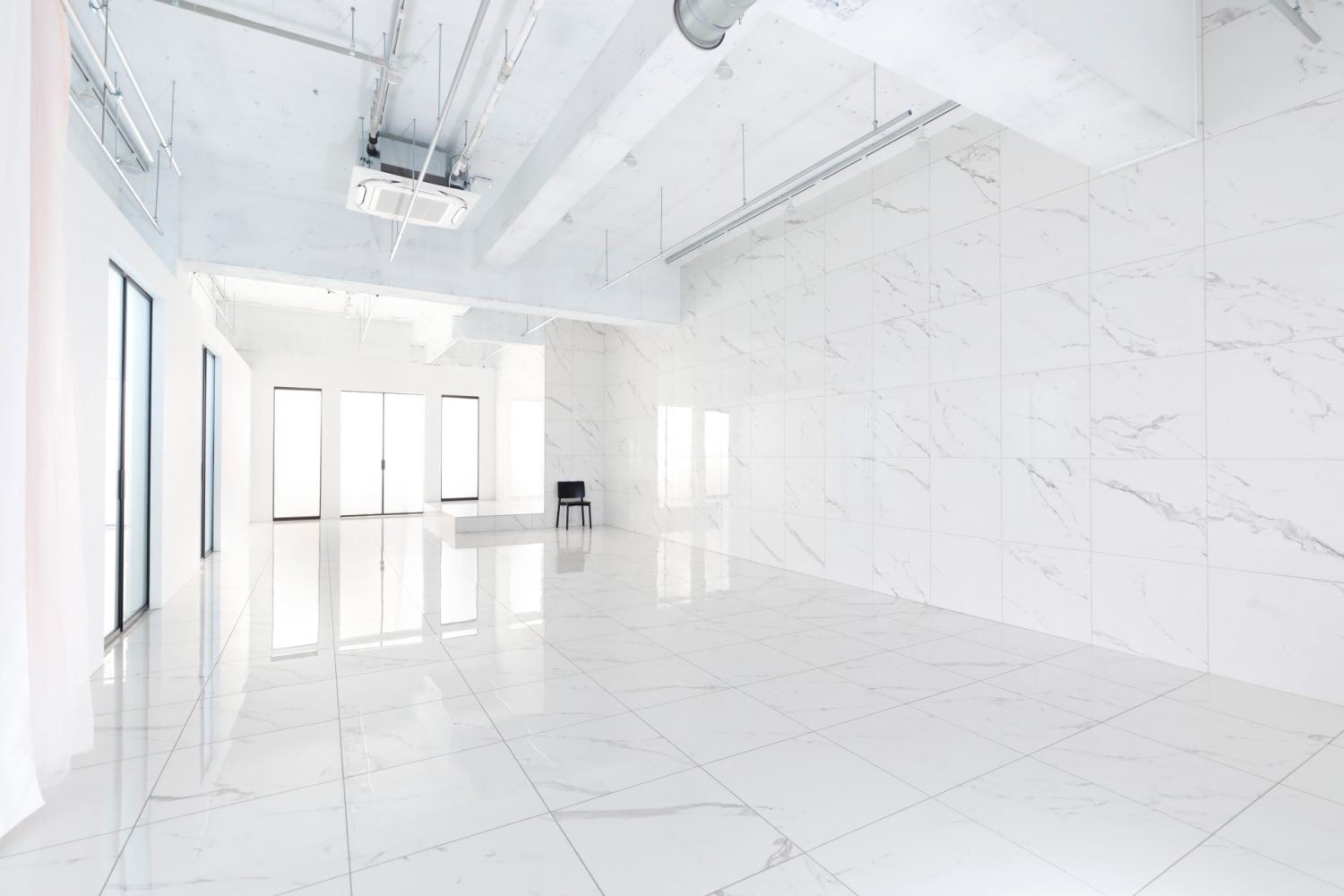 引きも充分な空間で多様な演出を